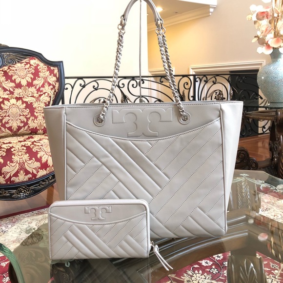 Tory Burch Handbags - Tory Burch Alexa flat chain Tote handbag&wallet